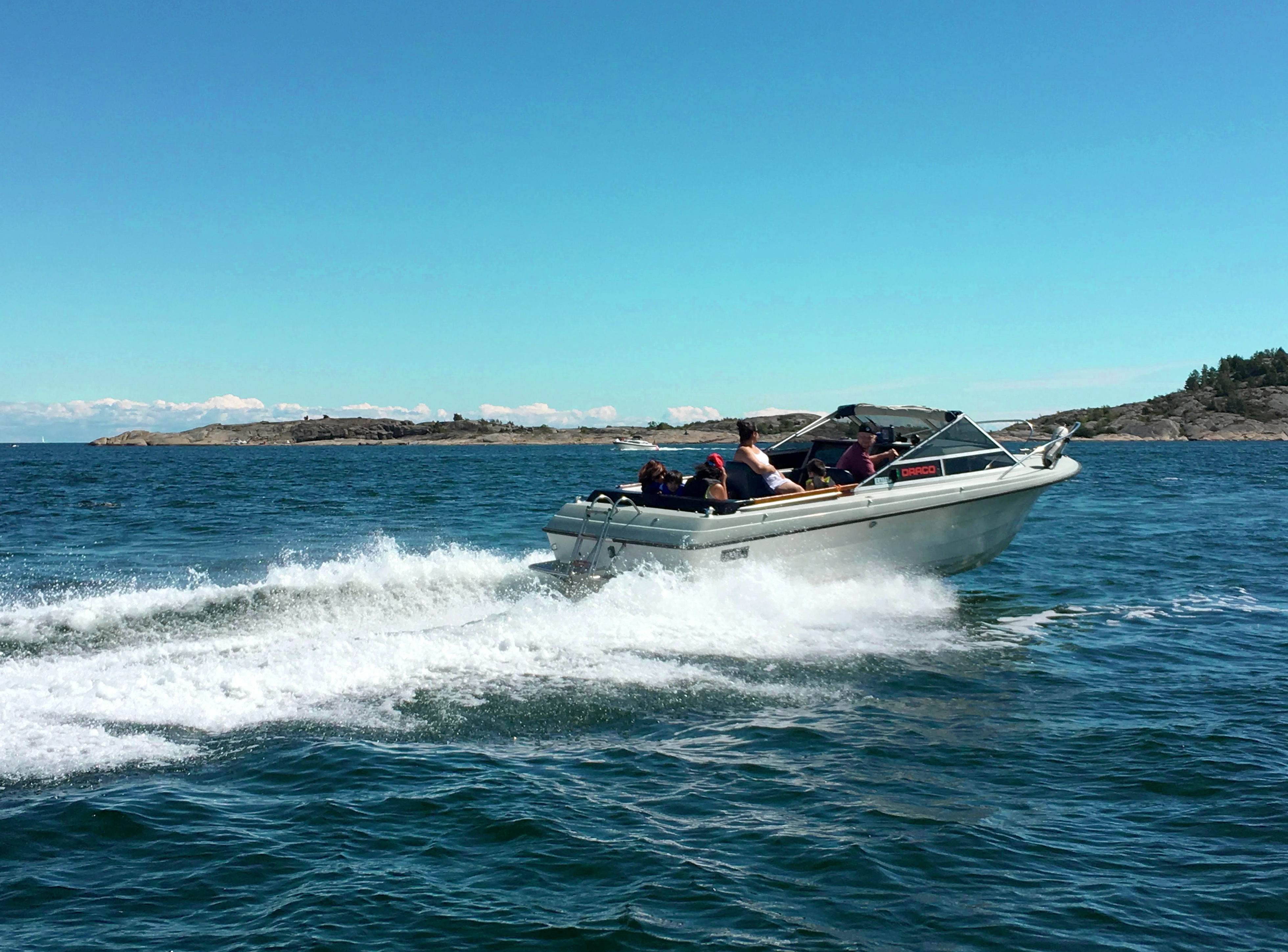 Marinaer med varierende drivstoffpriser til båt: – Dumt å prise seg ut